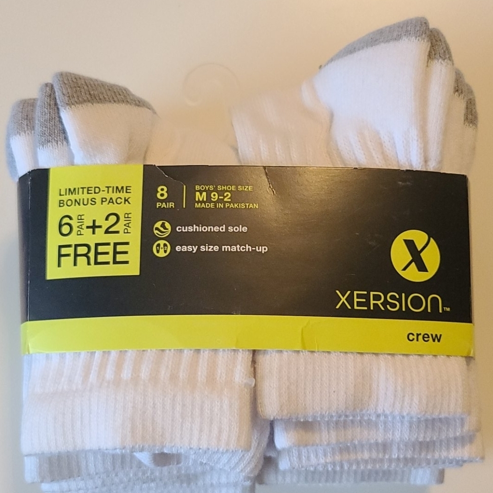 NWT Xersion Boys Crew Socks - M (9-2) (C9)